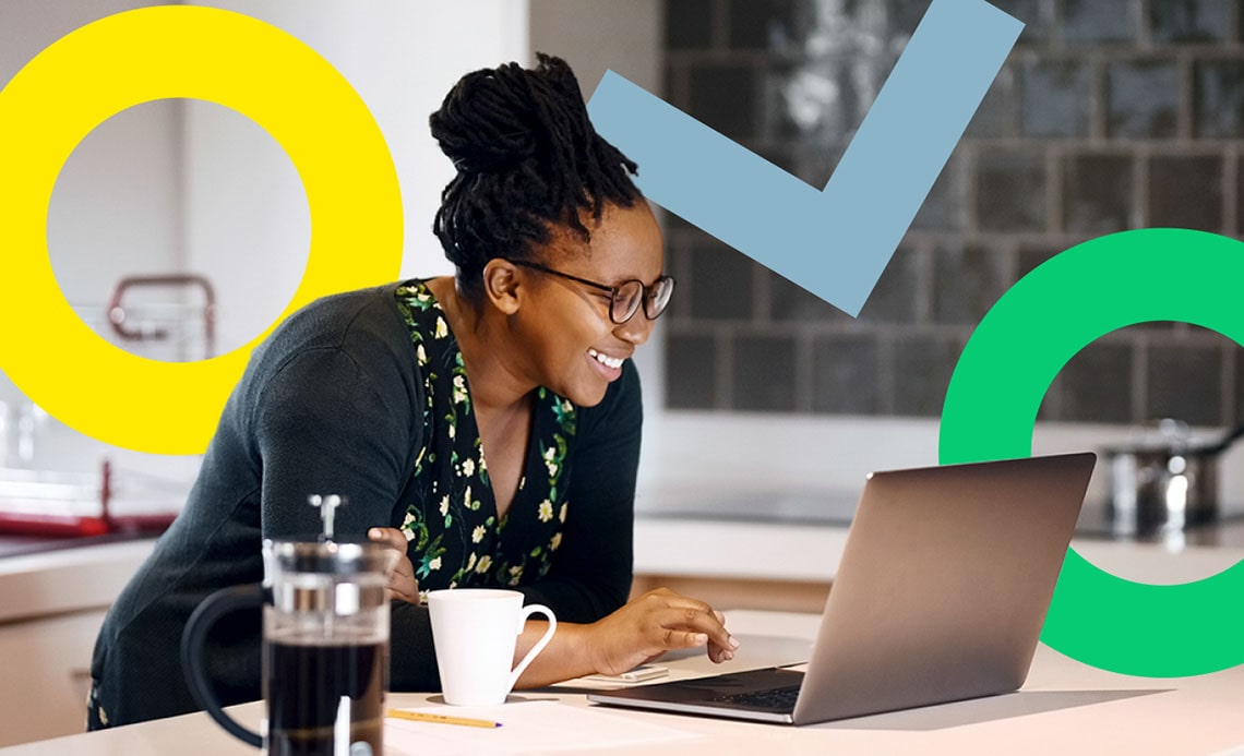 Une femme qui configure facilement son abonnement GoTo Connect sur son ordinateur portable.