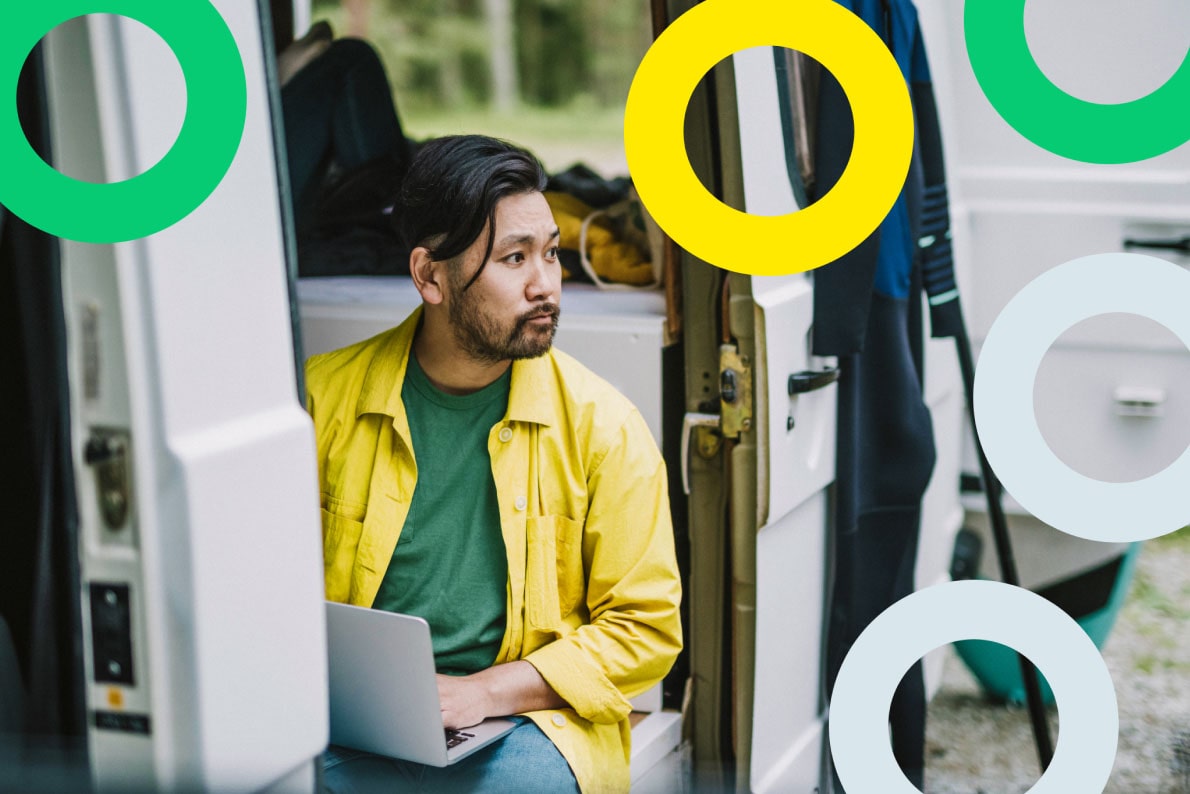 Um colaborador em trânsito usando ferramentas de colaboração remota em seu notebook.