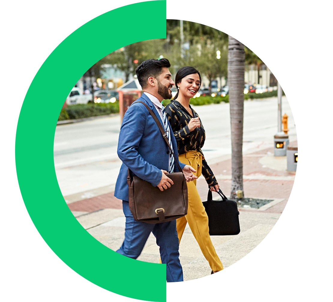 Professionals die buiten wandelen en praten.