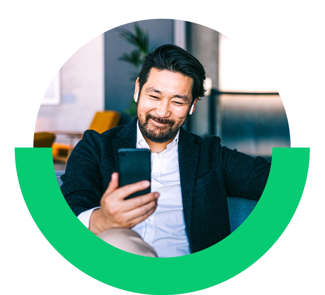 Un homme en déplacement qui passe un appel vidéo avec Go To.