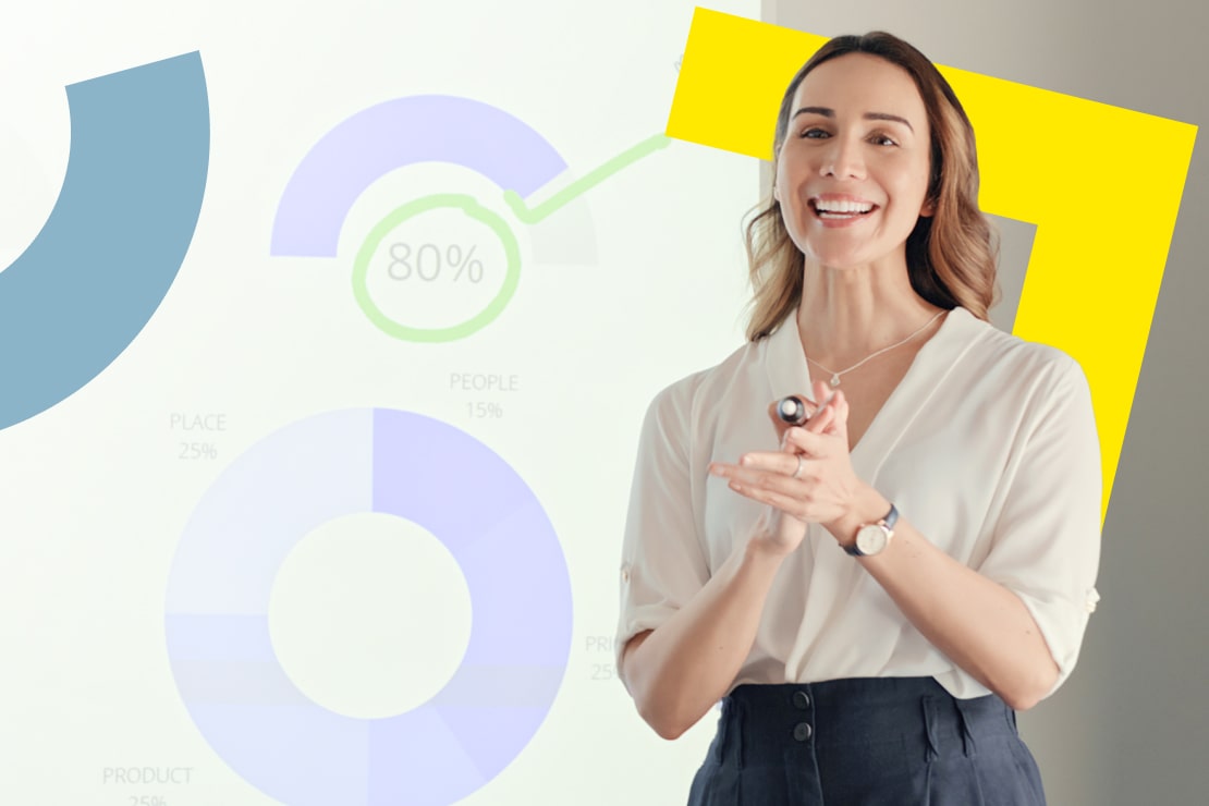 Funcionária apresentando alegremente insights integrados de dados de chamadas do GoTo Connect e informações de CRM para melhorar o atendimento ao cliente.