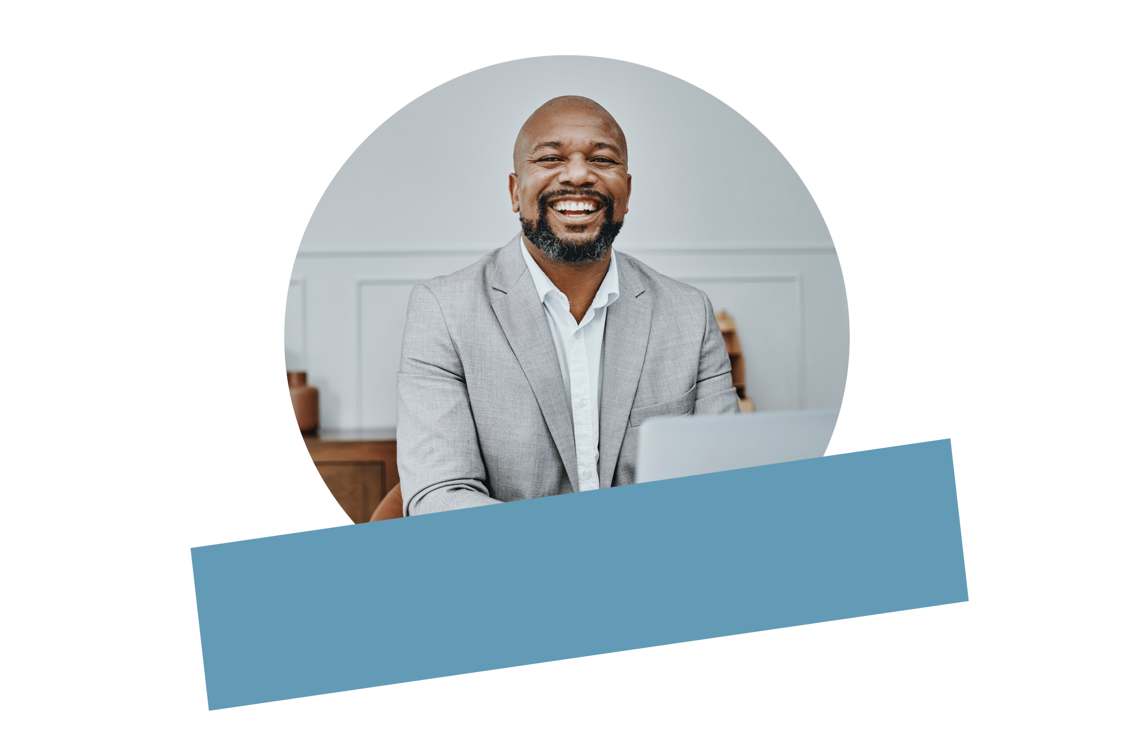 Un travailleur en costume souriant, représentant la satisfaction d'avoir révolutionné sa concession.