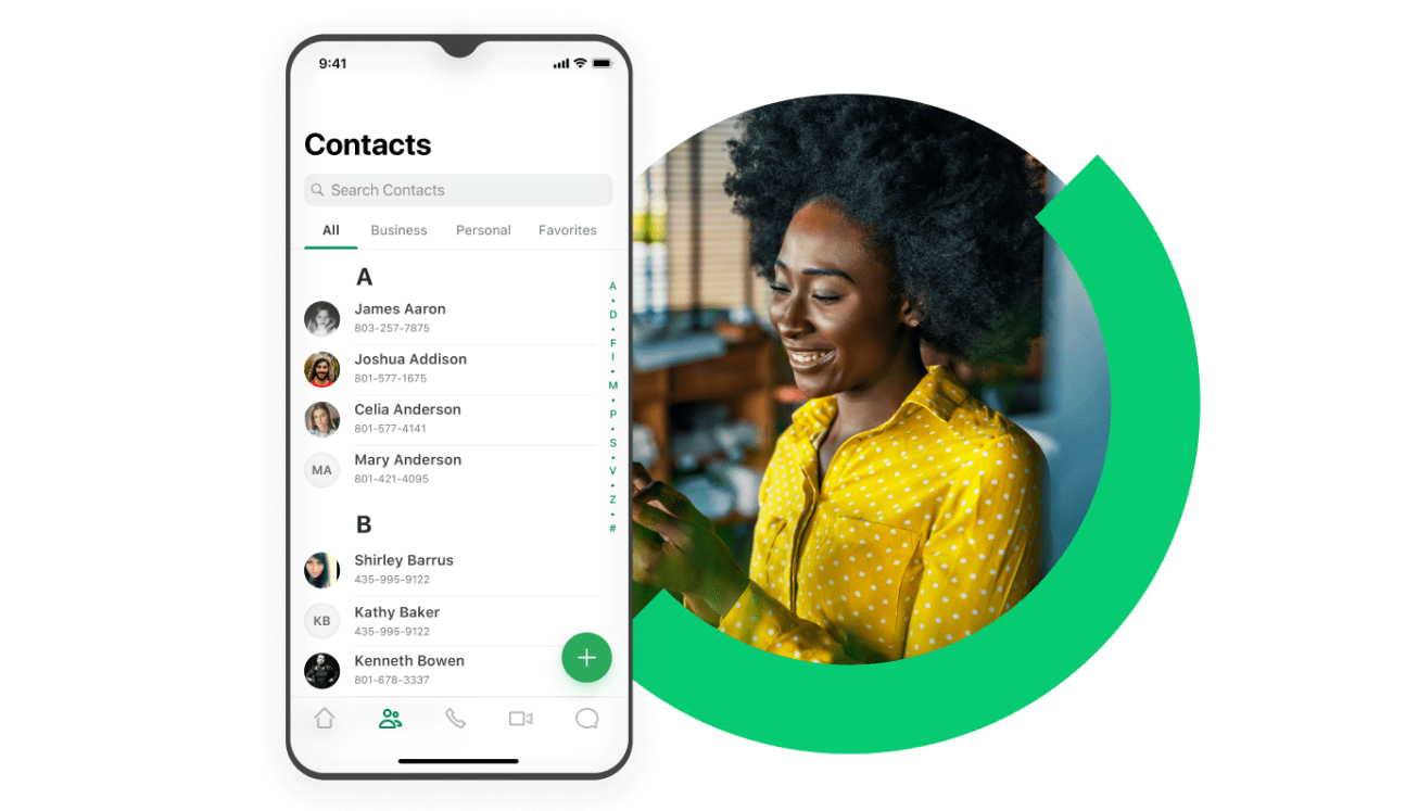 Uma cliente se divertindo em uma chamada com um agente de vendas. O agente está se comunicando pelo headset e a cliente por um telefone pessoal.