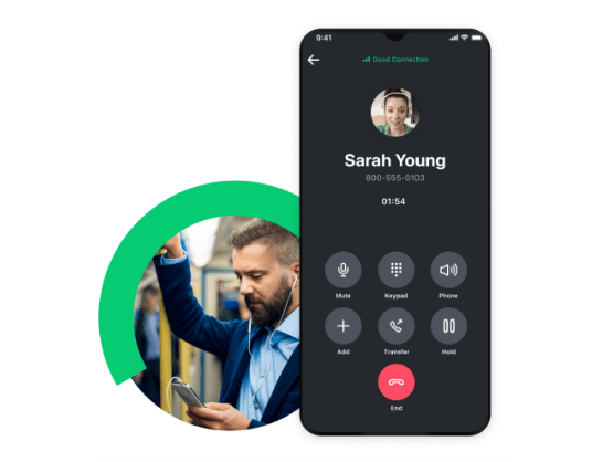 Um homem participa de uma audioconferência do GoTo em um trem.