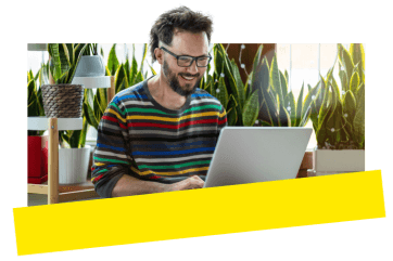 Professionista che usa un computer portatile e il software di GoTo per collaborare con il team da casa.