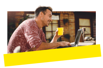 Profissional participando de um webinar virtual usando o GoTo Webinar em um local afastado.