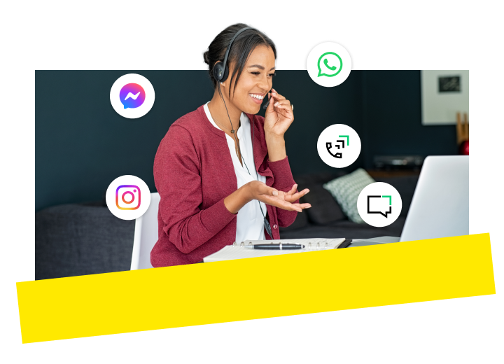 Eigenaar van klein bedrijf die moeiteloos de platformtools van GoTo Connect CX gebruikt.