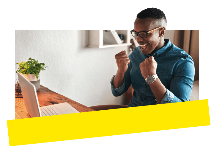 Professionista che mostra entusiasmo dopo aver installato rapidamente e facilmente il telefono aziendale di GoTo Connect.