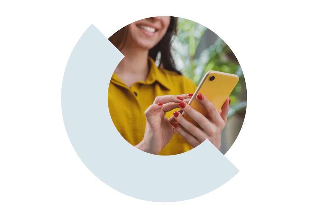 Giovani professionisti in movimento che utilizzano facilmente l'applicazione GoTo sul proprio dispositivo mobile.