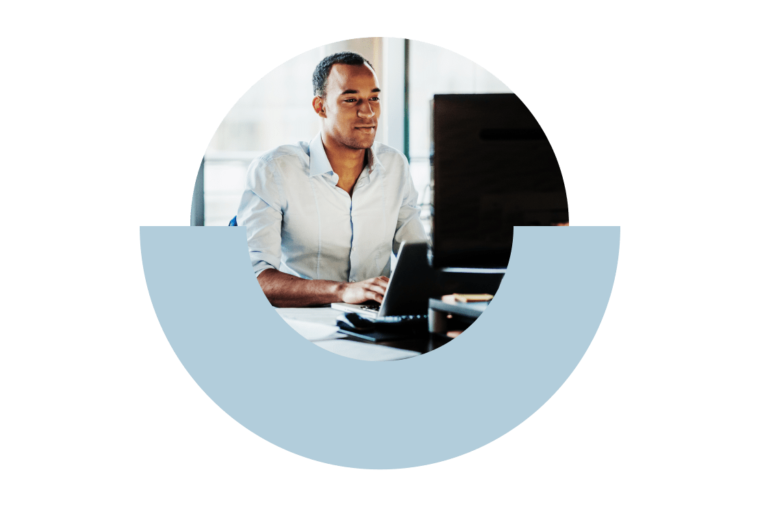 Professionnel qui utilise l'application GoTo dans son bureau à domicile sur son téléphone de bureau compatible.