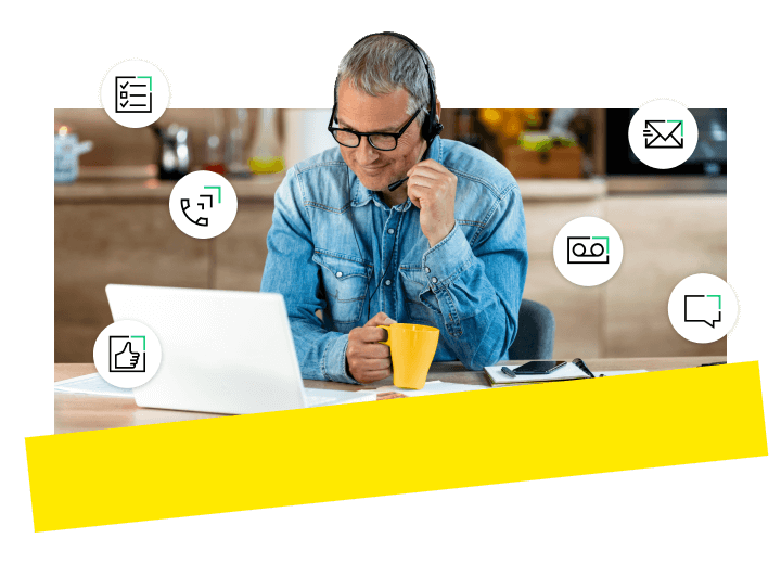 Professionnel utilisant le système téléphonique de GoTo Connect alors qu'il travaille à son domicile.
