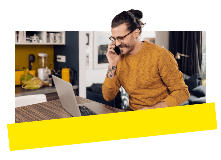 Profesional feliz utilizando GoTo Connect mientras trabaja desde casa.